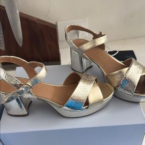 New In Box Aerosoles Cosmos Gold Women's Sandals